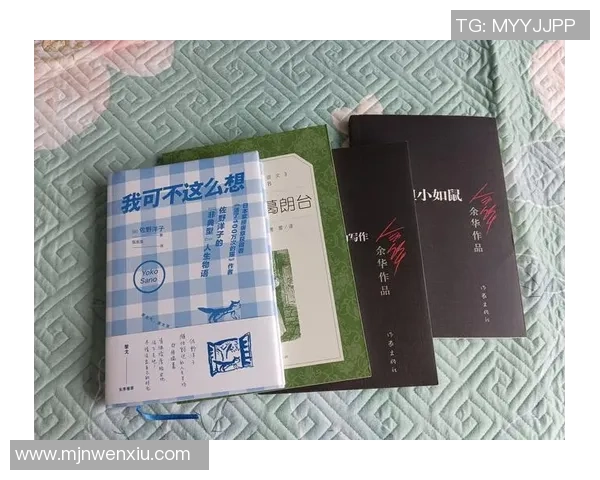 《她以为自己只是个普通女孩，直到遇见了那个足球场上闪耀的男神》