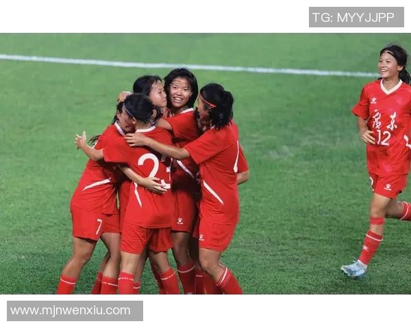 中国女足球星展现坚韧拼搏精神 真实照片背后的奋斗与荣耀