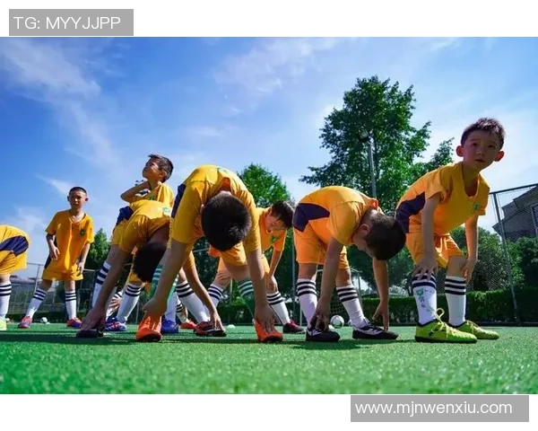 足球明星亲临赛场为儿子加油助威 展现父子情深与运动激情 足球明星亲临赛场为儿子加油助威 展现父子情深与运动激情